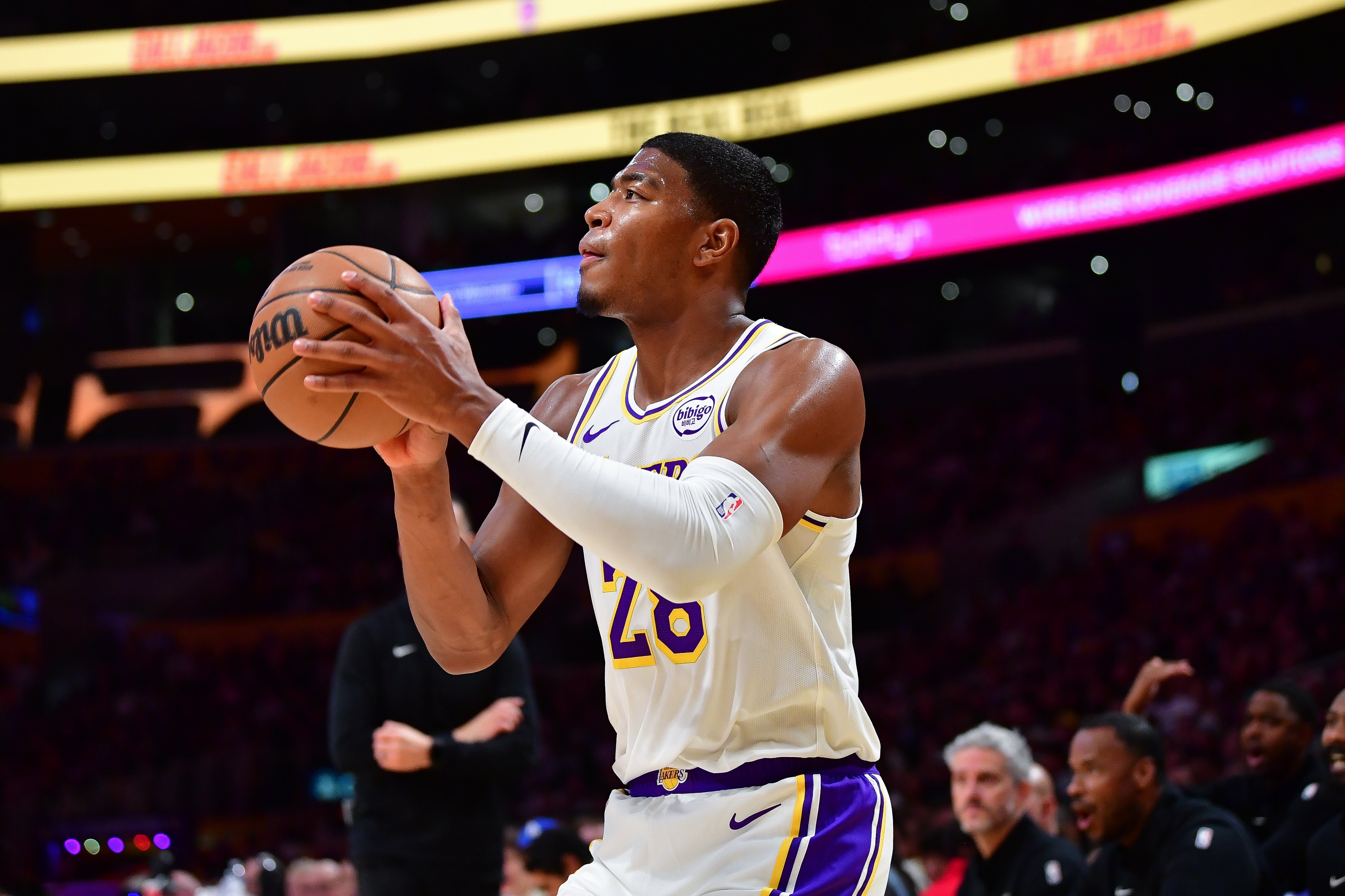 欧冠决赛-这么大的火气！八村塁和贾巴里·沃克卡位时较劲 发生小推搡